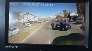 Учитель на дороге в Владивостоке "От воспитания до примирения"