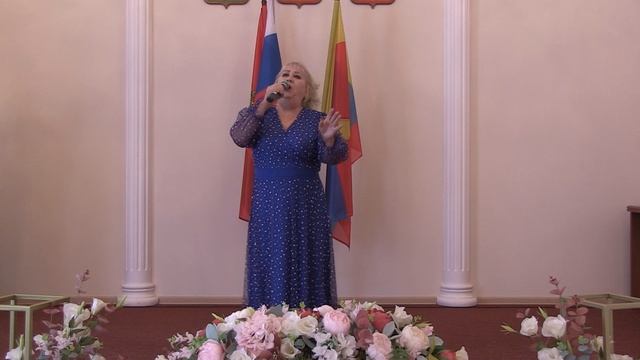 Песня А над вечным огнём исполняет Наталья Габасова