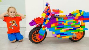 Крис катается на игрушечном мотоцикле и играет с игрушками!