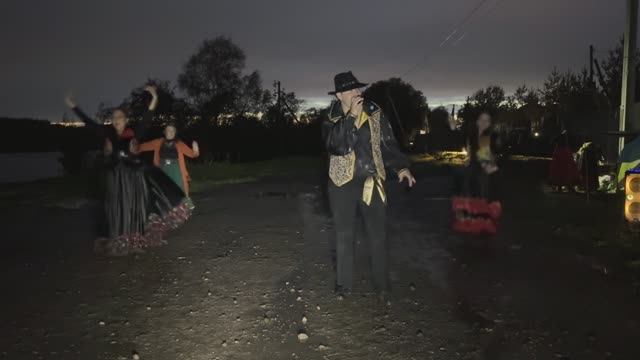 ПЕСНИ И ТАНЦЫ "ЛЕТЯЩЕЙ ПОХОДКОЙ". АРТИСТЫ НА ПРАЗДНИК. Е. Берлин и коллектив цыганского танца