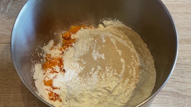 Морковное тесто для овощных пирожков. Тонкое тесто и много начинки