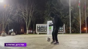 Кому поспать, а кому и «мяч погонять». Губкинские подростки играют в футбол под свет фонарей и луны