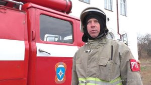 Как пожарные отрабатывают эвакуацию людей в из зданий Каменска-Уральского? Панорама 28.10.25