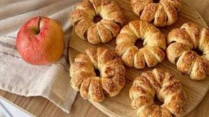 Яблочные колечки в слоеном тесте