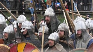 В середине строя - богатырь. Воины Русборга  готовы отразить любую атаку