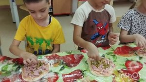 Группа Пчелки_праздник пап_приготовление пиццы