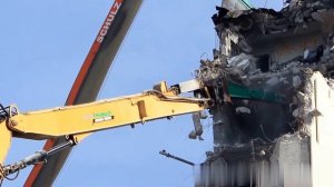 Экскаватор CATERPILLAR 385C с удлинённой стрелой для сноса зданий