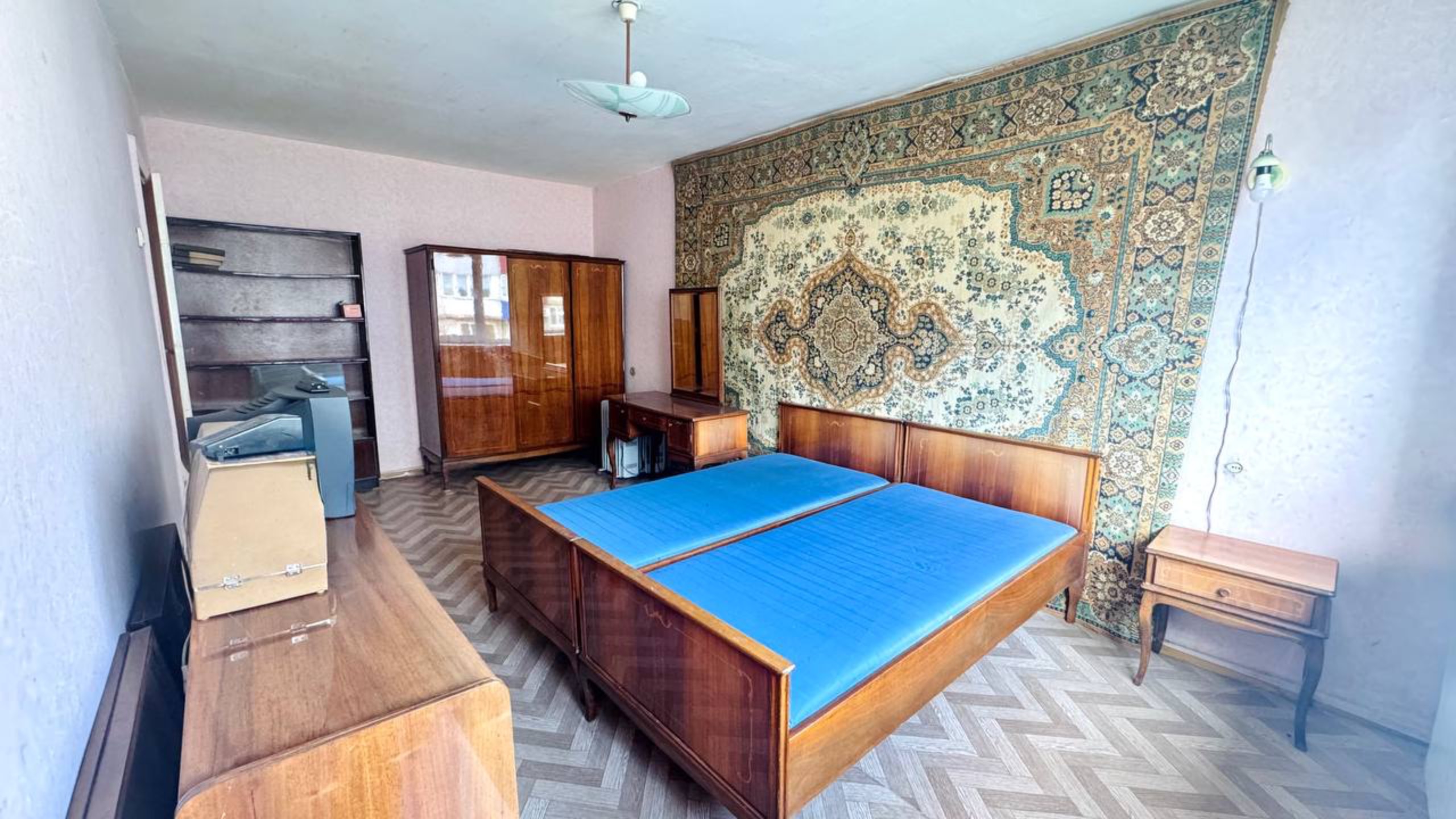 Продаётся просторная 3-комнатная квартира в хорошем районе!  Идеальная планировка: три изолированные смотреть онлайн