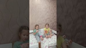 Первый молочный зуб сестры