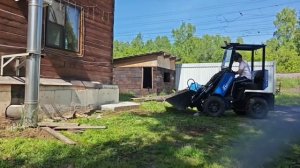 Мини-погрузчик «Барнаулец-500» в деле: разбор отмостки и работа с экскаваторной рукой!