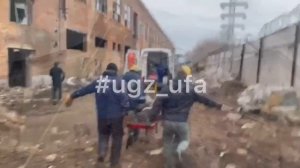 В Уфе спасатели эвакуировали упавшего с высоты строителя