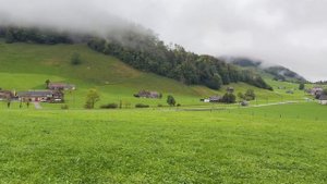 🌧️ Рай Швейцарии под дождём: Прогулка по волшебным деревням и альпийскому шуму! 🏔️ ✨