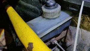 не торопись доливать тормозную жидкость в бачок ушла тормозная жидкость немного проверь колодки