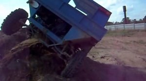 По рыхлым горкам из грунта на Ангаре