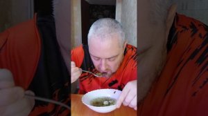 Мукбанг. Супчик гречневый с краковской колбаской и огурцами #мукбанг #еданакамеру