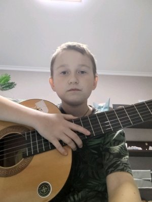 играю на гитаре