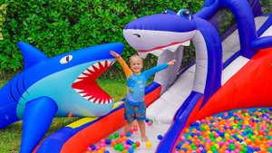 Влад и Ники играют надувными игрушками - Детские истории с Крисом!