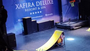 акробаты на роликах и велосипедах