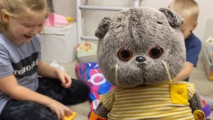 БАСИК помогает Маргарите и Вовке распаковывать игрушки / Семейка Басиков и Мисс Фаина