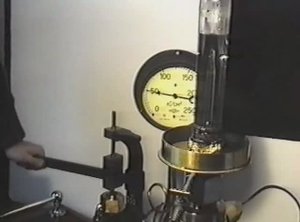 Физика. Опыты. Зависимость температуры плавления парафина от давления