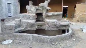 фонтан  во  дворе  в виде  декоративной  скалы  из  арт  бетона мастерская  Бека.