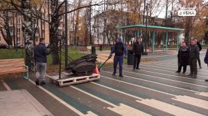 В Дубне установили памятник детской коляске