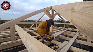 Шатровая кровля, криво, косо. Зато сам!