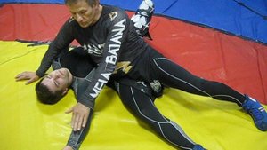 2017 год. Рычаг локтя на удержании сбоку при попытке соперника забрать спину.