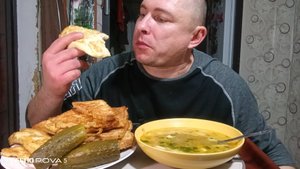 мукбанг/обжорыч/вкусняшки/суп с капустой с гренками/