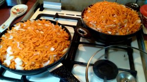 Заправка на любой сезон из лука и моркови