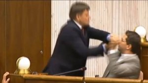 Hlina fyzicky napadol smeráka Martvoňa v parlamente | 2013