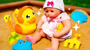 🐥👶 Пупс Анабель в песочнице! Играем с уточкой и лепим фигурки из песка!
