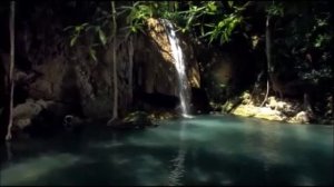 Водопады на озере.