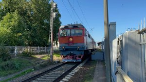 «Контраст!» Тепловозы «Тапок» ТЭП70-0133/0084 на ст.Царское Село, сентябрь 2025 года