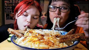 Мукбанг | Сливочная паста с колбасками и хрустящим беконом | Обжор Асмр