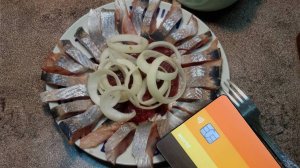 Должник по кредиту, у которого даже на нож денег не осталось, показал как разделать селедку с икрой