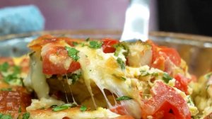 Картофельная запеканка и салат с авокадо