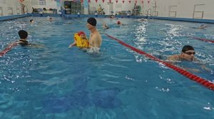 Первый раз в бассейне (10.25)