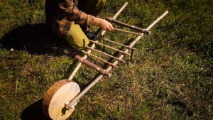 Сделал КЛАССНУЮ вещь полностью из дерева в лесу!