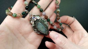 Авторский кулон на бусах из агата