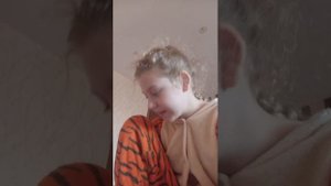 угадывает персонажей с Алисэй