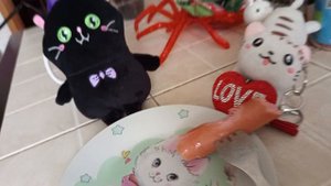 Кошечки Мырка и Милка кушают сосиску. Повторяйте за ними.