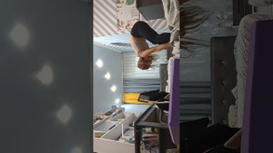 Лера делает задания от шкафа