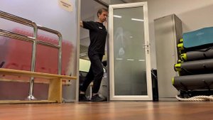 Растягивание грудных мышц в углу комнаты или дверном проёме