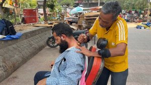 Уорис Барбар Делает Массаж головы для снятия стресса l Индийский уличный парикмахер