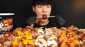 🔥🍲 Мукбанг и Mukbang : ПАРЕНЬ и ЯПОНСКО-КОРЕЙСКИЙ МИКС! 🐙 Такояки + острая лапша Бульдак