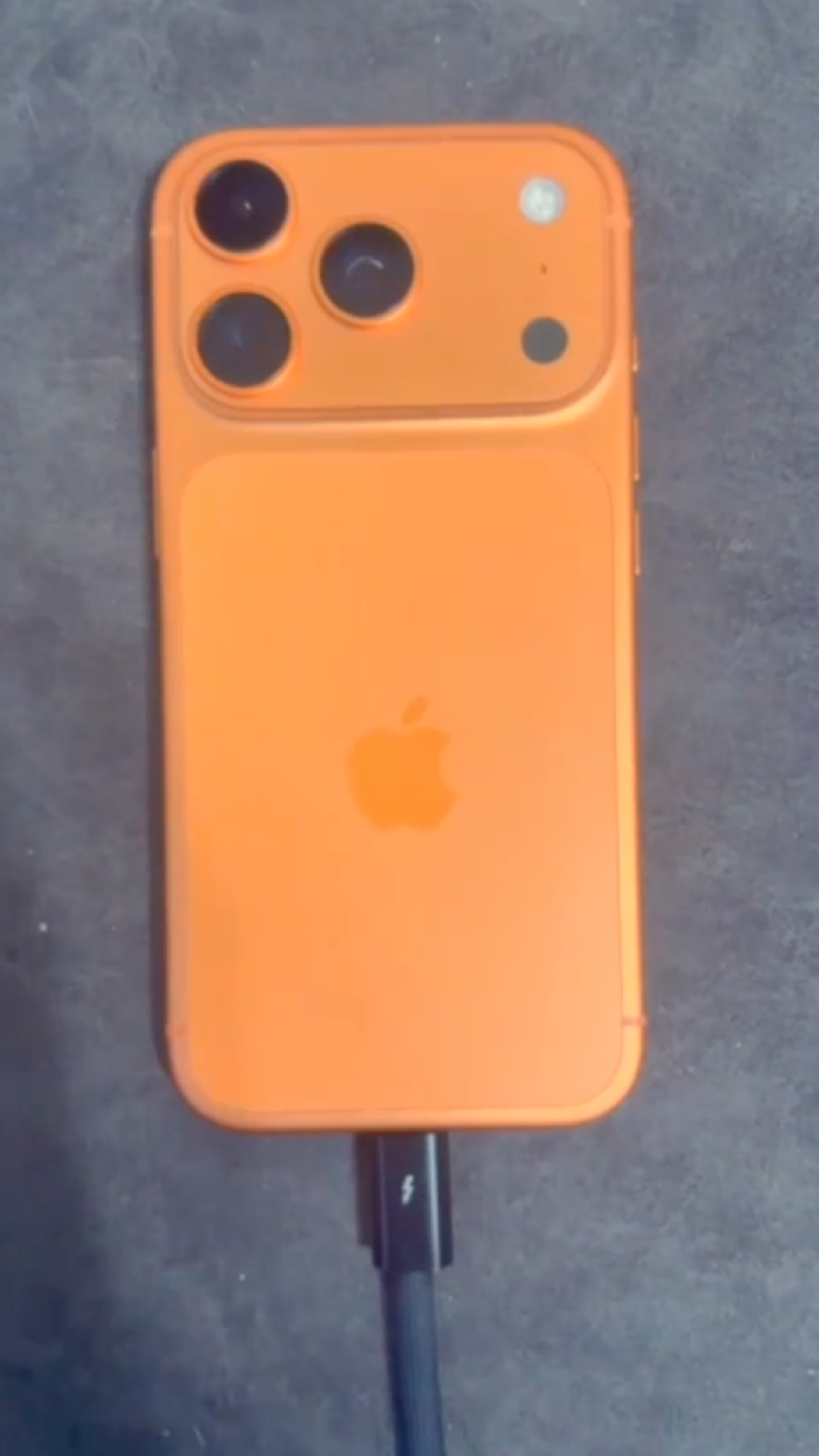 Какой Wallet case поставить на iPhone 17 Pro Cosmic Orange?