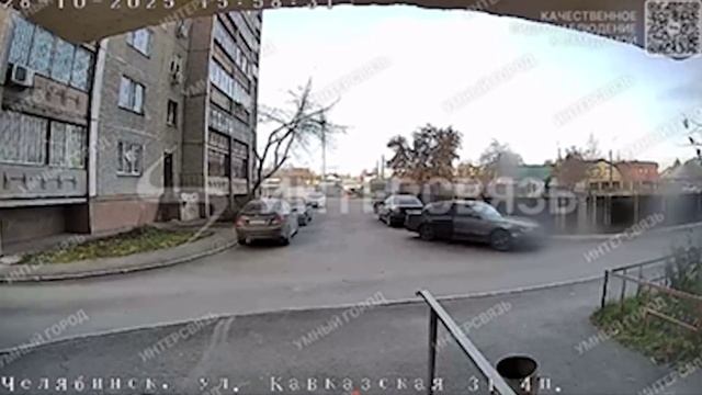 Покушение на молодого парня попало на камеру домофона