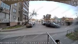 Молодежные разборки зафиксировала камера домофона