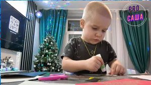 Развитие. Дети. Мой маленький блогер) Делает подделку и рассказывает.